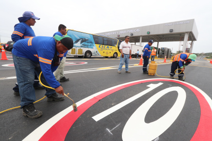 Obreros ultiman detalles en el nuevo peaje de la vía a la costa