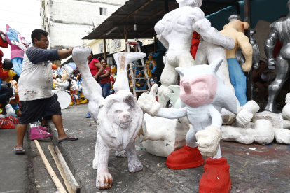 En la calle 6 de Marzo se puede encontrar monigotes de $ 5, $ 10, $20 y hasta más de $100, dependiendo del tamaño.