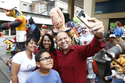 La mañana de ayer, varias familias guayaquileñas acudieron hasta la calle 6 de Marzo para comprar su ‘añoviejo’ de fin de año.