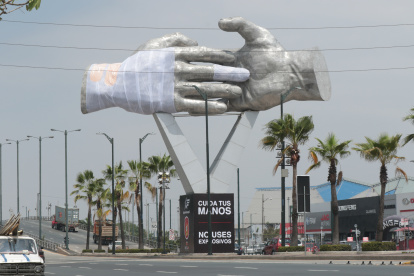 Varios conductores y trabajadores notaron el vendaje en una de las manos del Monumento a la Hospitalidad Guayaquileña.
