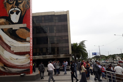 El edificio fue evacuado por completo para buscar el supuesto artefacto explosivo. Todo resultó falsa alarma.