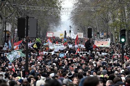 PARÍS. Una gran mancha de franceses se manifiestan en contra del Gobierno de Emmanuel Macron.