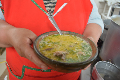 1. Presentación. Una muestra del ‘Caldo 31’ preparado con el tripaje y vísceras de borrego y res, es consumido en las comunidades indígenas.