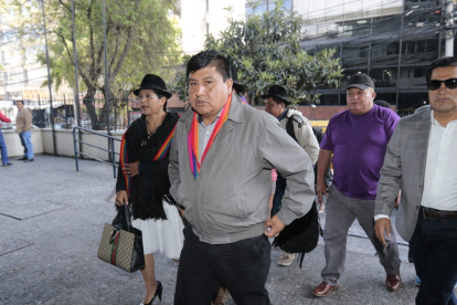 Carlos Sucuzhañay llegó acompañado de la dirigente Cecilia Velasque y su abogado, Julio César Sarango.