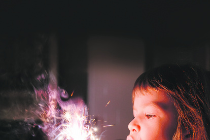 Si las llamas están en la ropa, retírelas con cuidado y coloque agua a temperatura ambiente durante 5 a 20 minutos.