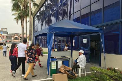 Decenas de personas acudieron ayer a las oficinas de CNEL a pagar la energía antes de fin de año.