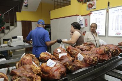 La venta de pavo y cerdo horneado en el Sabrosón.

PERIODISTA : LINA ZAMBRANO 

FECHA : 27/12/2019 

Agencia (ag-extra)