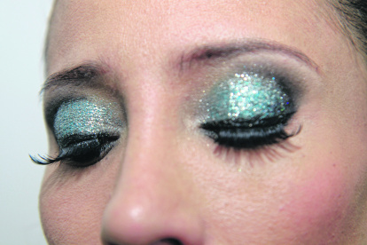 Bastante atrevida, la sombra luminosa en los ojos da un toque de misterio a quien se atreve a llevarla.