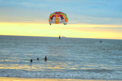 El parasailing es una actividad acuática que se practica en este paraíso natural.