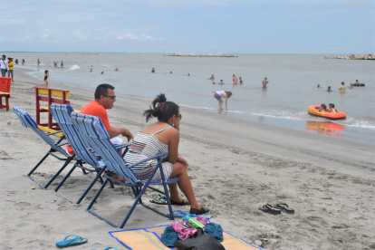 Turistas comenzaron a llegar a las amplias playas de la isla del sur del Ecuador.