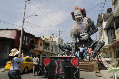 RECORRIDO POR LA RUTA DE LOS MONIGOTES GIGANTES ENTREVISTA CON LOS CREADORES DE LOS MONIGOTES Y VISITANTES 

PERIODISTA : MARTHA TORRES 

FECHA : 28/12/2019 

‘It’. El payaso terrorífico es uno de los monigotes más visitados en la Ruta de los Gigantes, en exhibición hasta el 11 de enero de 2020.

‘It’. El payaso terrorífico es uno de los monigotes más visitados en la Ruta de los Gigantes, en exhibición hasta el 11 de enero de 2020.

‘It’. El payaso terrorífico es uno de los monigotes más visitados en la Ruta de los Gigantes, en exhibición hasta el 11 de enero de 2020.


‘It’. El payaso terrorífico es uno de los monigotes más visitados en la Ruta de los Gigantes, en exhibición hasta el 11 de enero de 2020.


l,mm‘It’. El payaso terrorífico es uno de los monigotes más visitados en la Ruta de los Gigantes, en exhibición hasta el 11 de enero de 2020.

"It". El payaso es uno de los monigotes más visitadas en la ruta de los gigantes.