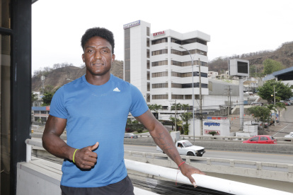 El delantero ecuatoriano visitó las instalaciones de Granasa.