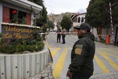 Policías bolivianos manejan un puesto de control en la entrada a la residencia de la Embajada de México.