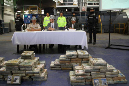 Ecuador. La policía muestra paquetes de droga incautados.