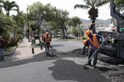 Cuadrilla de obreros trabajan en la repavimentación de la avenida Las Monjas, en Urdesa Central.

Agencia (ag-extra)