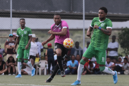 Los verdes (futbolistas vigentes) y los rosados (viejas glorias) protagonizaron un vibrante encuentro.