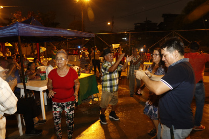 Los residentes bailaron en la cancha del parque central de la ciudadela.