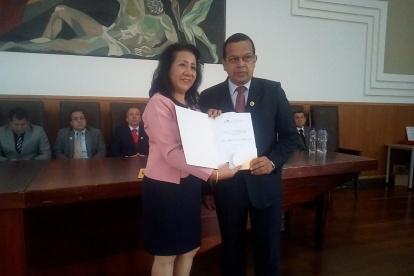 El docente Roberto Rojas recibió un diploma al mérito educativo