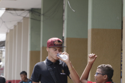 Decenas de personas aprovechan las fuentes públicas para aplacar un poco el calor de la urbe.