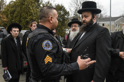 Miembros policiales resguardan la casa del rabino Rottenberg.