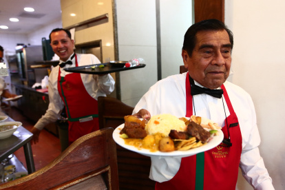 Parte del personal que labora en La Canoa, del hotel El Continental.