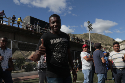 Unión. Carlos Tenorio, exjugador de la Tricolor, considera que lo idóneo es la FEF y que los clubes trabajen unidos por la selección nacional.