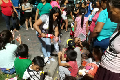 Entrega de juguetes a niños trabajadores.