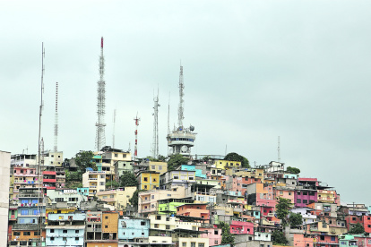 La pantalla se encuentra ubicada en el Cerro del Carmen, en el centro de Guayaquil