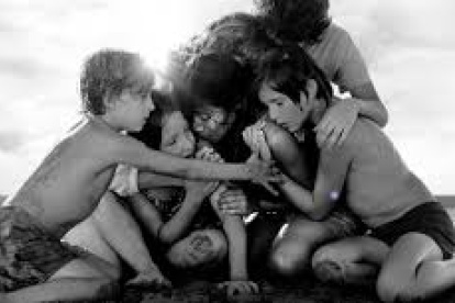 La cinta "Roma", dirigida, escrita, fotografiada y coproducida por Alfonso Cuarón y protagonizada por Yalitza Aparicio, deja claro que no debe haber disputa entre el cine tradicional y Netflix.