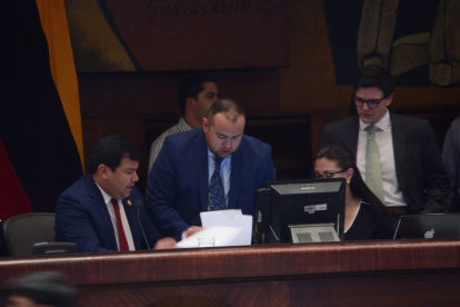 César Litardo y René Zambrano  (de pie) quien fue designado secretario ah doc para la sesión