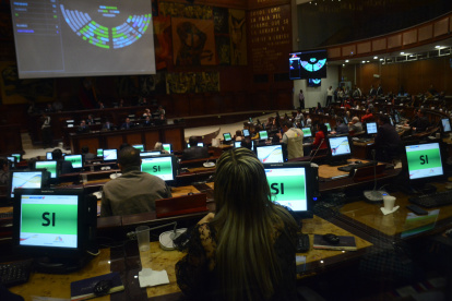 71 asambleístas sesionaron este 30 de diciembre.