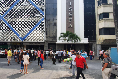 Personal en servicio pasivo de las FFAA fuera del ISSFA en Guayaquil el 24 de diciembre, cuando reclamaban el pago del décimo tercer sueldo.