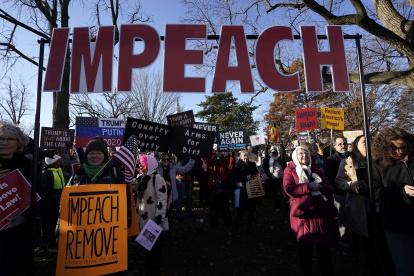 WASHINGTON, DC - DECEMBER 18: Protesters supporting the impeachment of U.S. President Donald Trump gather outside the U.S. Capitol December 18, 2019 in Washington, DC. Later today the U.S. House of Representatives is expected to vote on two articles of impeachment against Trump charging him with abuse of power and obstruction of Congress.   Win McNamee/Getty Images/AFP

== FOR NEWSPAPERS, INTERNET, TELCOS & TELEVISION USE ONLY ==

Los estadounidenses se encuentran divididos a la hora de decidirse por un "impeachment"