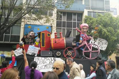 Las personas se acercaron a tomarse fotografías con el monigote armado en honor a Richard Carapaz