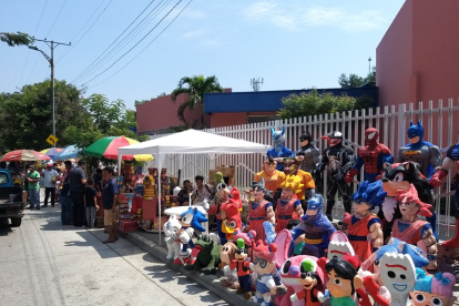 Las familias visitan hoy la 6 de marzo y otros sectores donde también se venden monigotes. En la imagen, los alrededores del centro comercial Albán Borja.