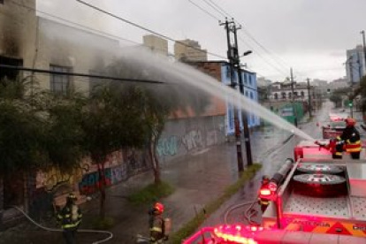 Integrantes del Cuerpo de Bomberos sofocaron un incendio que se produjo en el centro- norte de Quito.
