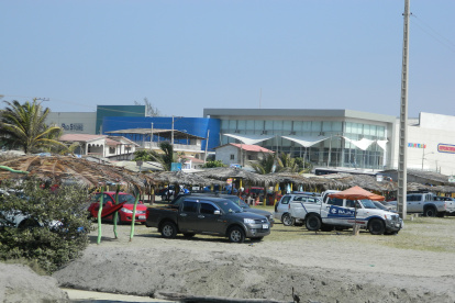 Norma. Los vehículos deberán estacionar en el malecón.