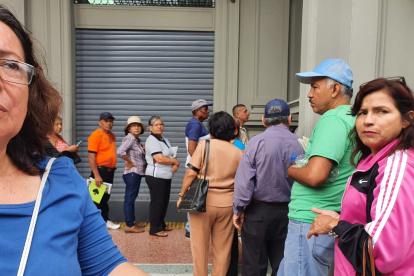 Usuarios esperan a que abran las puertas del Municipio de Guayaquil.