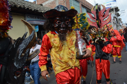 Folclor. Los coloridos trajes de los personajes y sus bailes son característicos de la fiesta que atrae a muchos turistas.