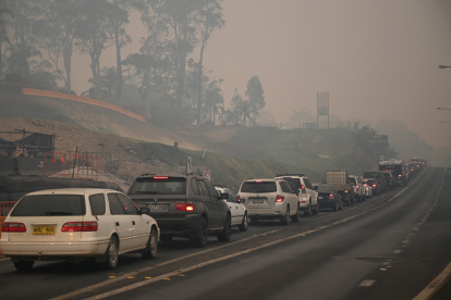 Los automóviles se alinean para salir de la ciudad de Batemans Bay en Nueva Gales del Sur debido a los incendios.