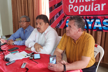 El director Alonso López (centro) en la rueda de prensa de hoy en Guayaquil.