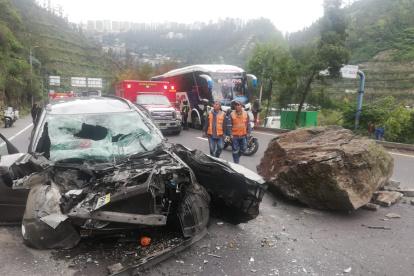 Miembros de emergencias llegaron al lugar para atender a los heridos.