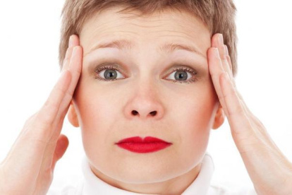 Los factores hormonales, el estrés emocional y la alteración del ritmo de sueño son otros factores que causan dolores de cabeza.