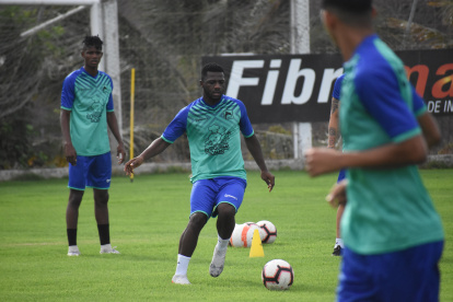 Alejandro Villalba se sumó a las prácticas con el campeón nacional.