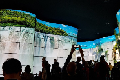 LG acostumbra a adornar su booth con sus mejores televisores.
