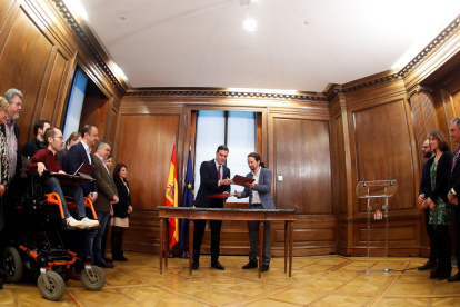 El candidato a la investidura, Pedro Sánchez (i), y el líder de Podemos, Pablo Iglesias (d), durante el acto de firma del acuerdo programático con las principales medidas que tomará el futuro Gobierno de coalición.