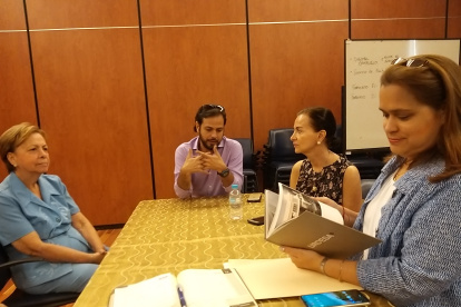 Algunos miembros del nuevo comité de vecinos de Urdesa, en una reunión reciente con EXPRESO.