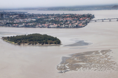 El islote El Palmar se forma en la confluencia de los ríos Daule y Babahoyo frente al sector de La Puntilla.