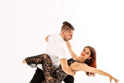 Pareja bailando bachata.