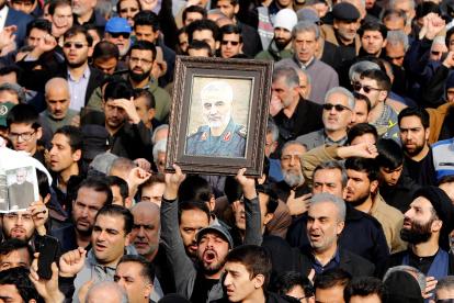Miles de iraníes salen a las calles para llorar la muerte del teniente general y comandante del Cuerpo de la Guardia Revolucionaria Iraní (IRGC) Qasem Soleimani.